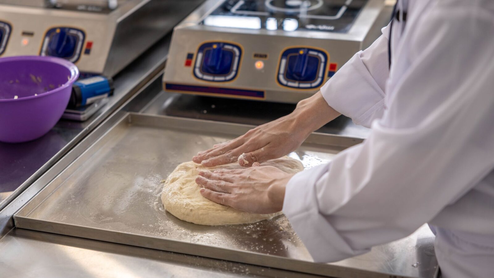Stainless steel countertop for foodservice environment