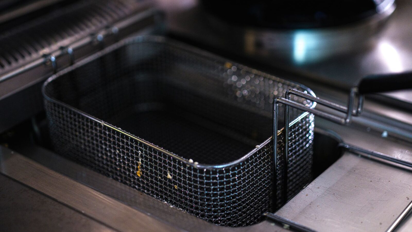Stainless steel worktable for commercial kitchen buyers